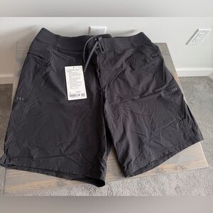 Men’s Lulu Lemon 9” current state board shorts
36
Black